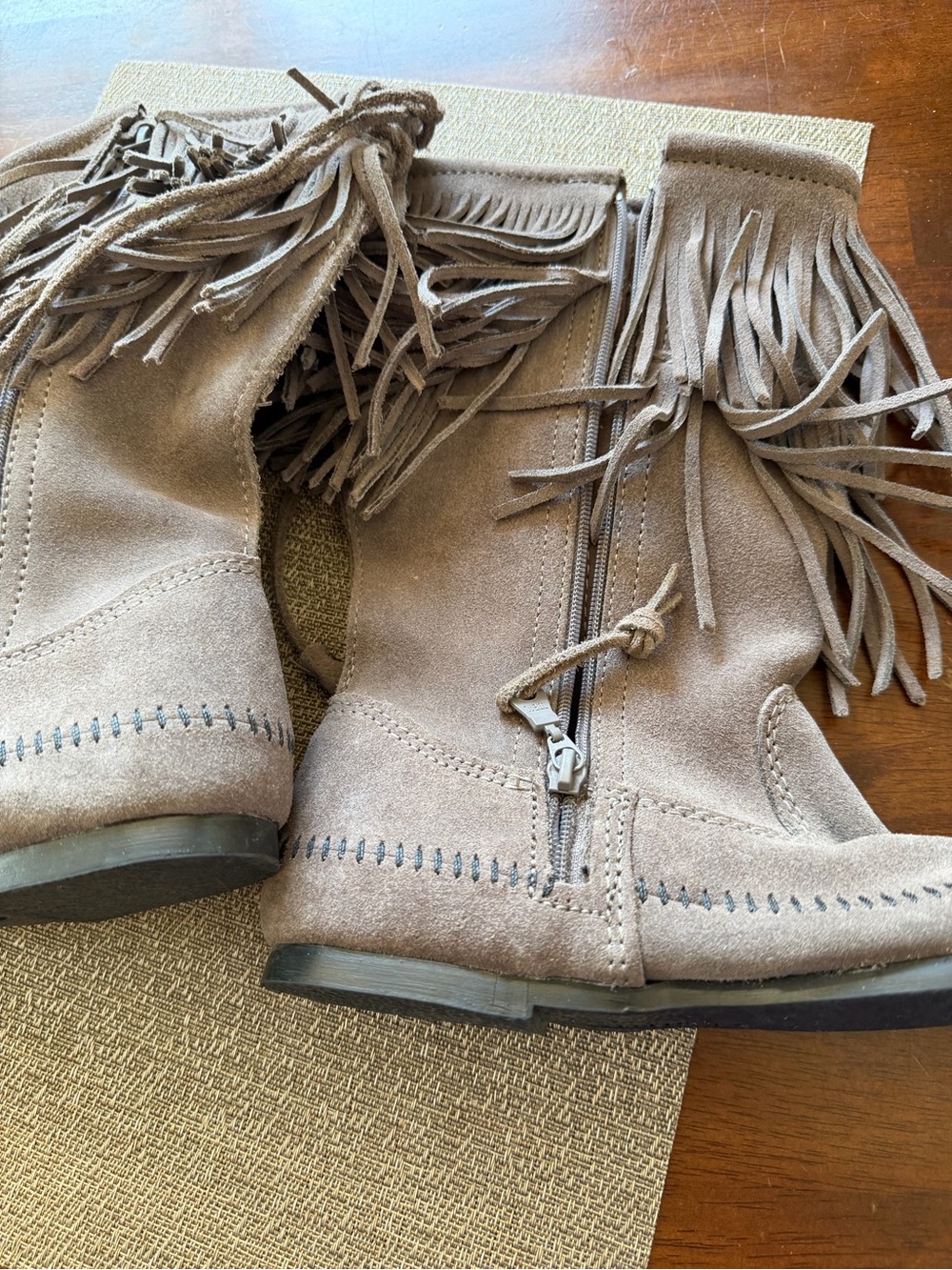Minnetonka Suede Grey Fringe‎ Midi Boots - Picture 2 of 3